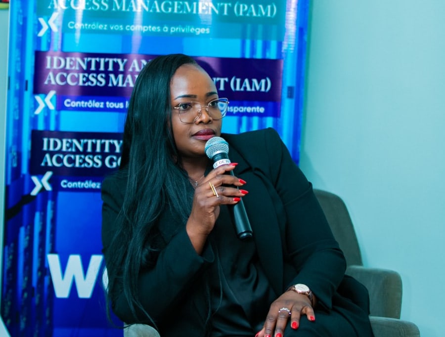 Claude Kouadio, Directrice générale d’EBENYX Tchad, micro en main lors d’une table ronde